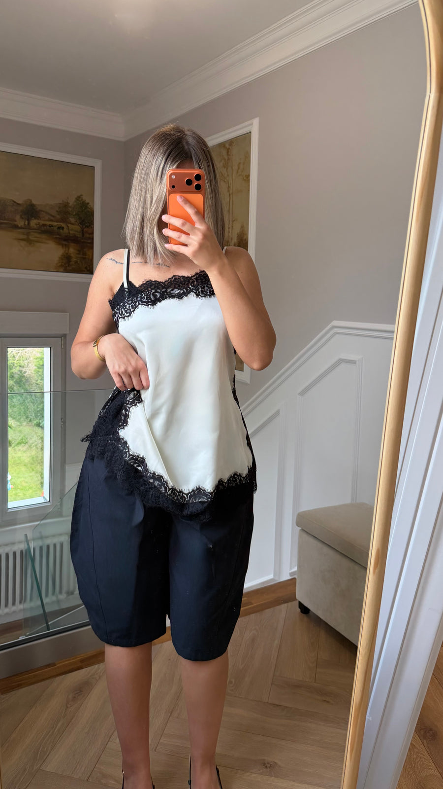 Top satin blanc à dentelle noire : Bella