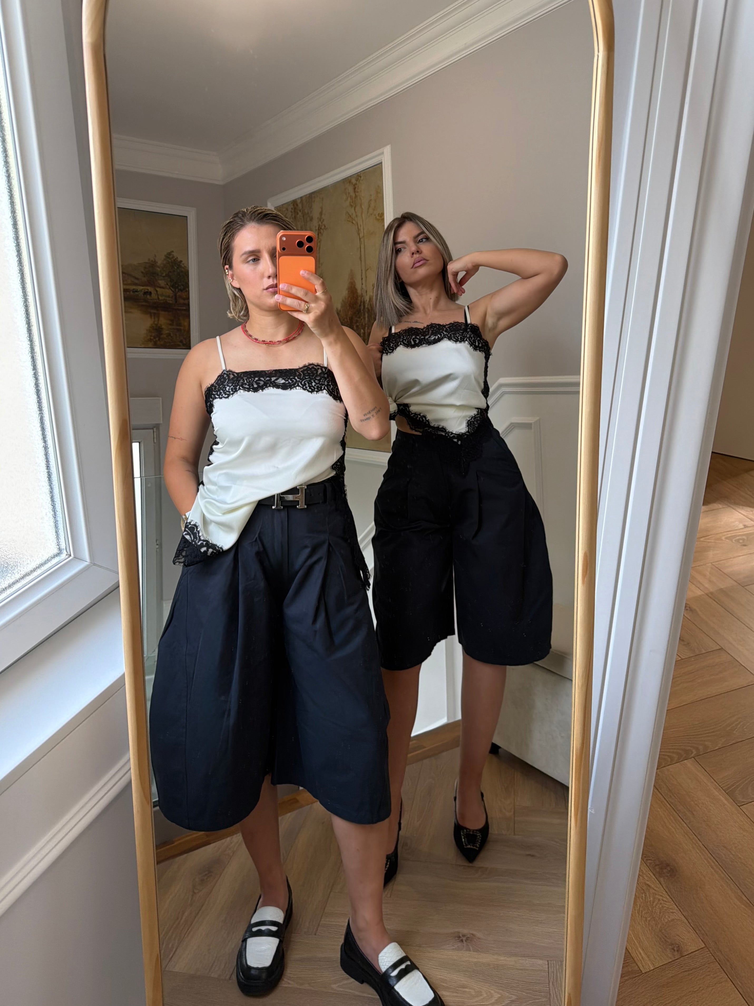 Top satin blanc à dentelle noire : Bella