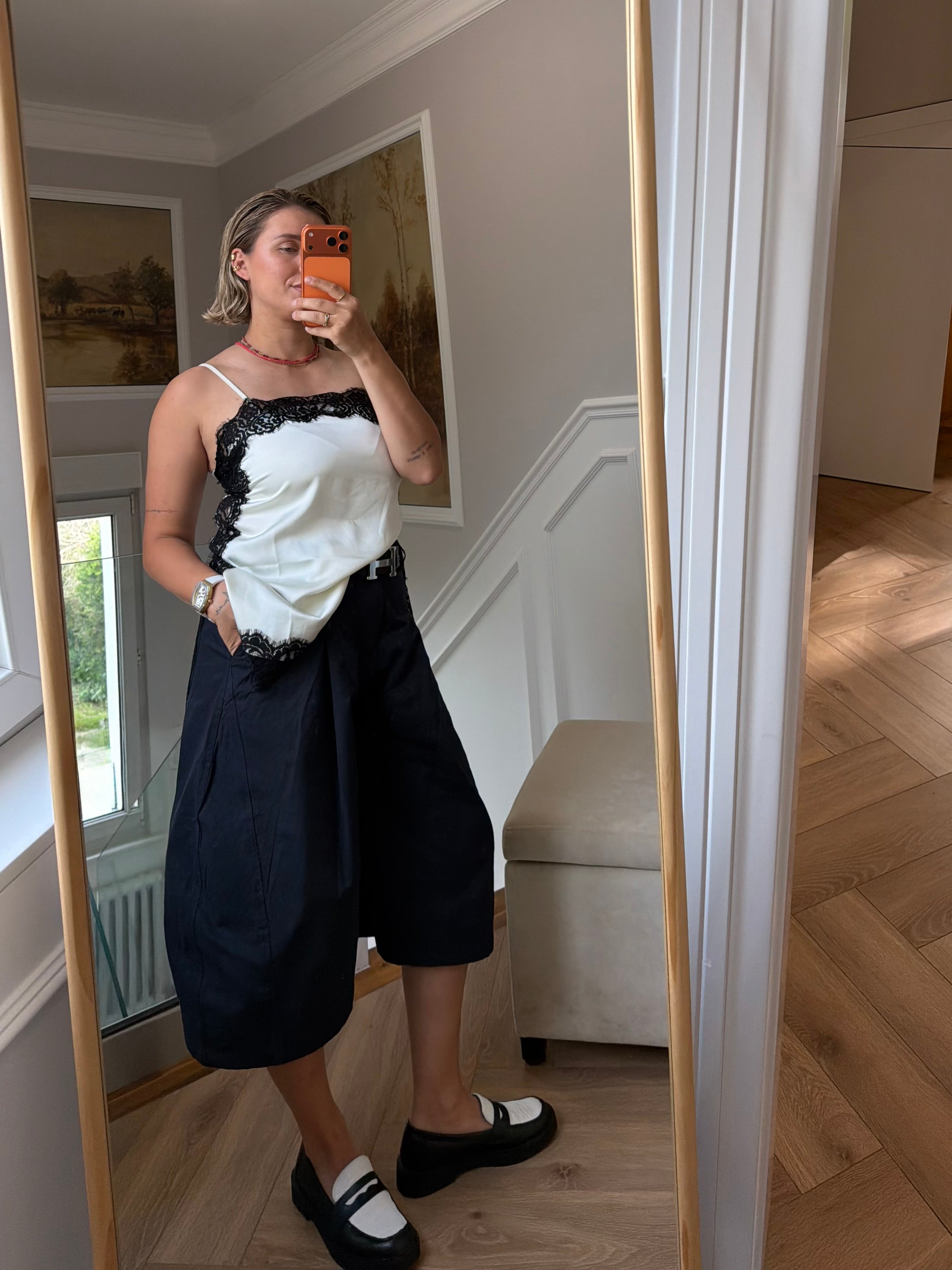 Top satin blanc à dentelle noire : Bella